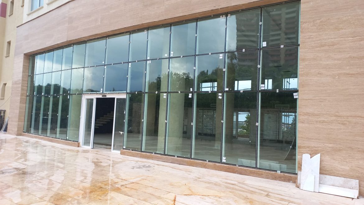 بررسی فنی تفاوت اجرای نمای کرتین وال و پنجره ترمال بریک در ساختمان‌سازی