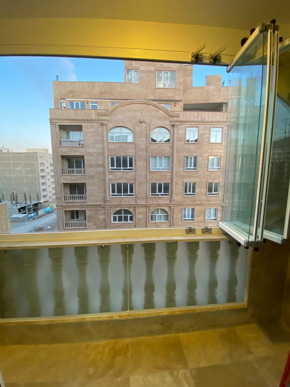 مقایسه مدل‌های مختلف پنجره بالکنی آلومینیومی